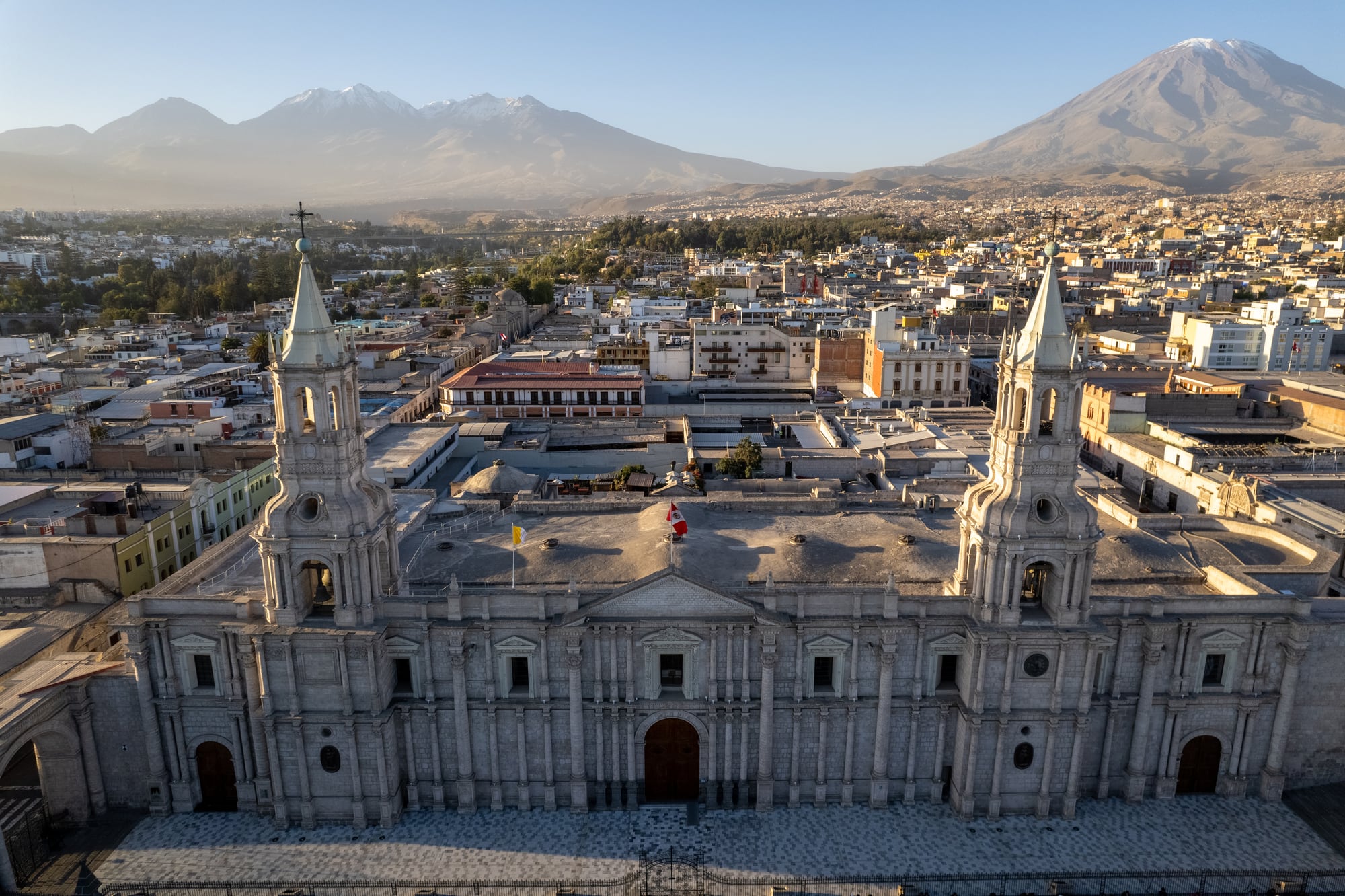 Vista aérea de la Catedral de Arequipa al amanecer con el volcán Misti detrás