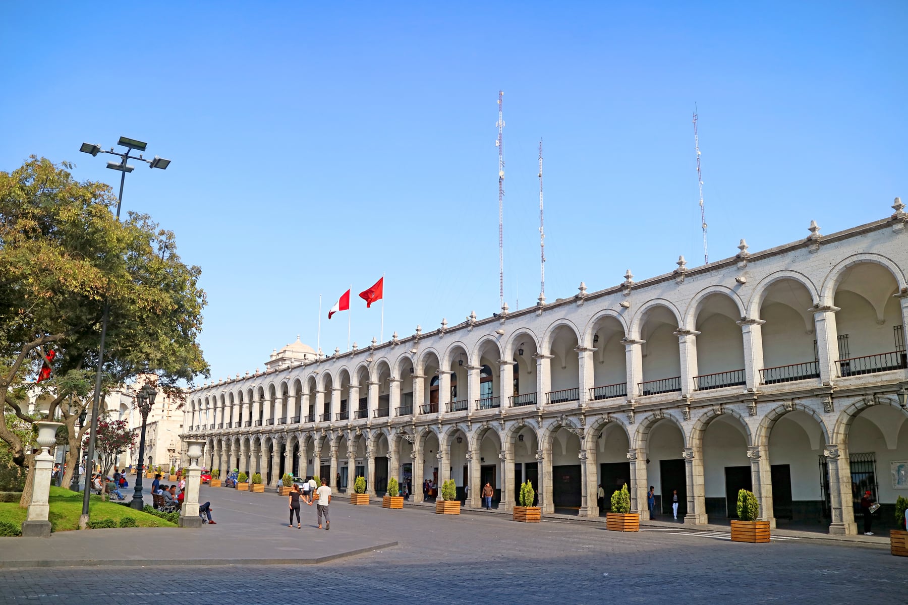 Portales de sillar de la Plaza de Armas de Arequipa con transeúntes