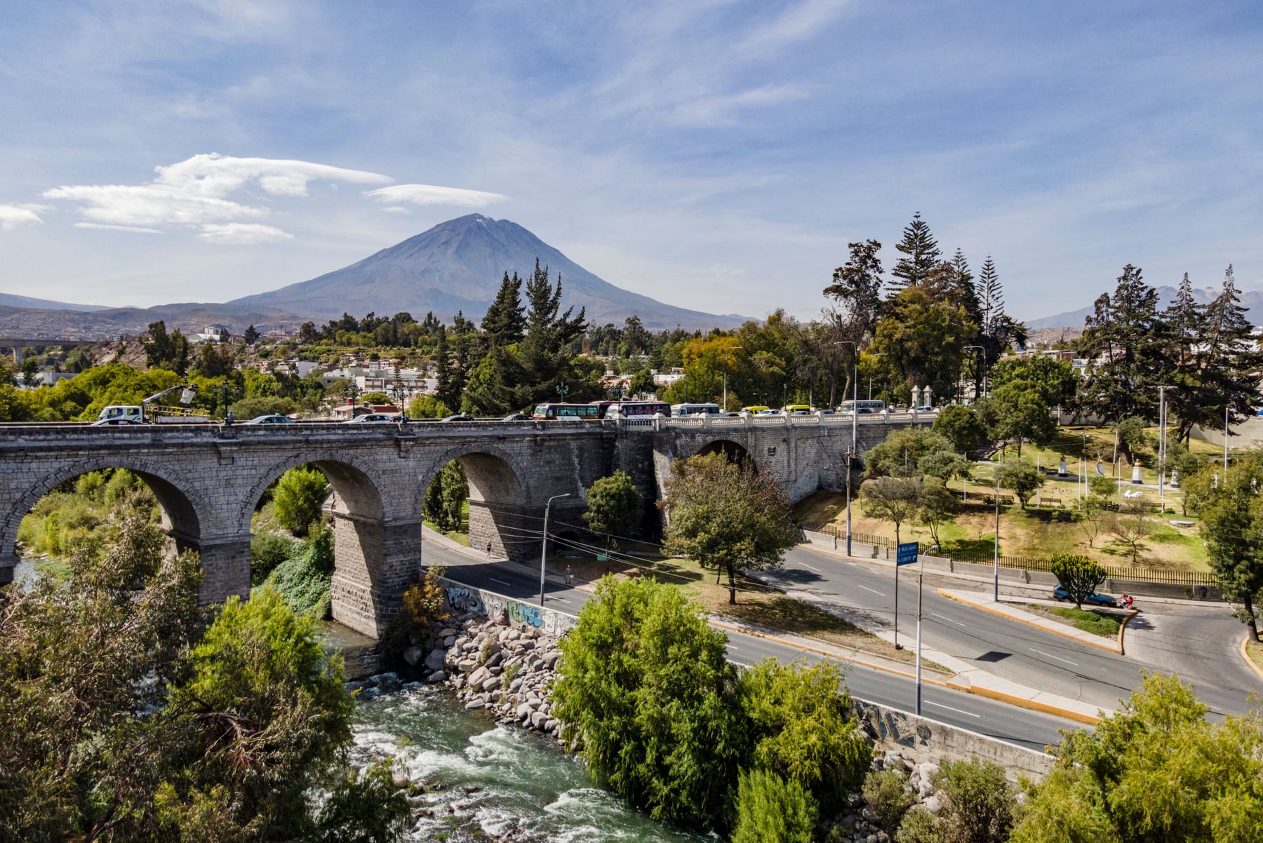 Puente Grau de Arequipa con tránsito vehicular y el volcán Misti al fondo